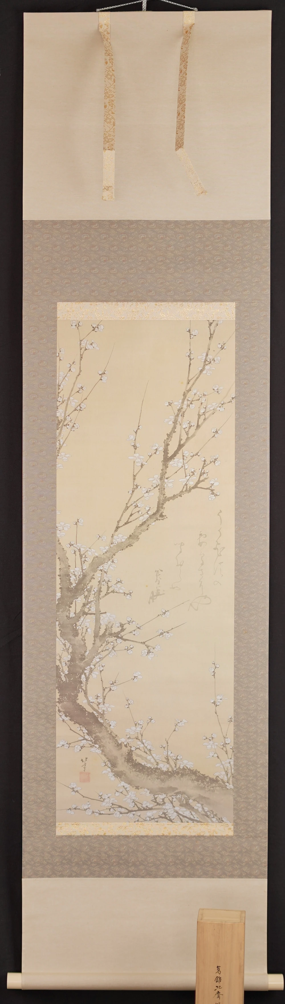 Kakemono Weißer Pflaumenbaum mit Gedicht in voller Ansicht mit graubrauner Montierung und Holzbox