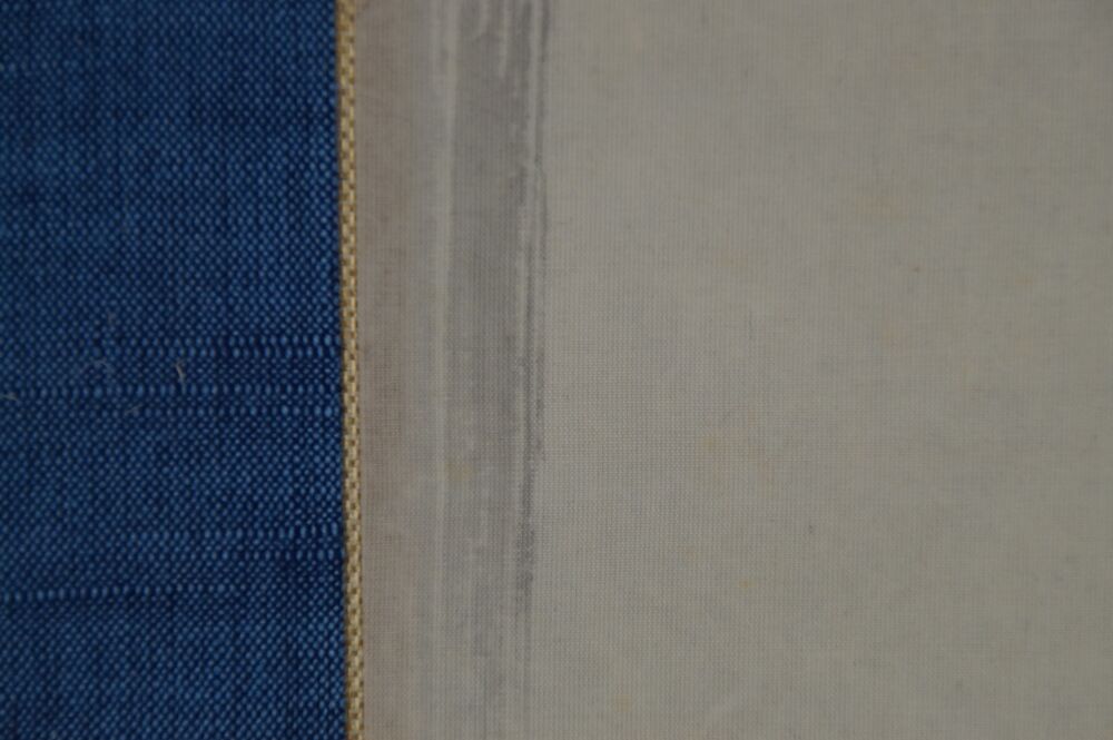 Weitere Detailansicht der blauen Seidenmontierung und des cremefarbenen Bildrandes im Kakemono Wasserfall im Nebel
