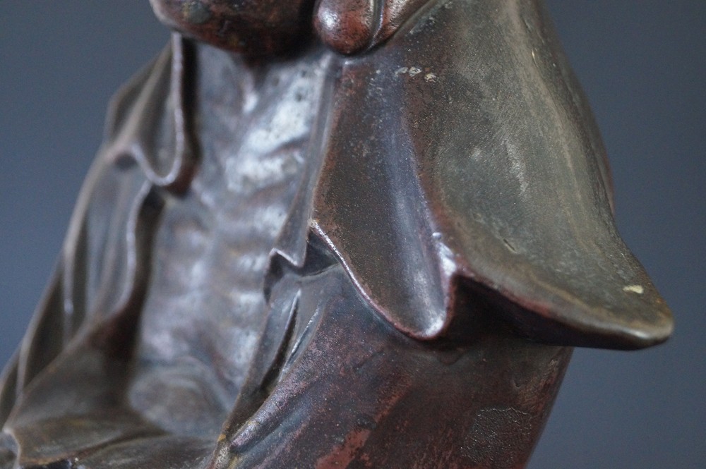 Bodhidharma Daruma Figur aus Bizen Keramik Gewand Nahaufnahme 2