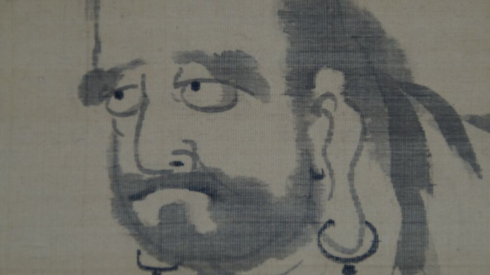 Extreme Nahaufnahme der Augen, Ohrringe und des Bartes von Bodhidharma im Kakemono Bodhidharma auf dem Weg