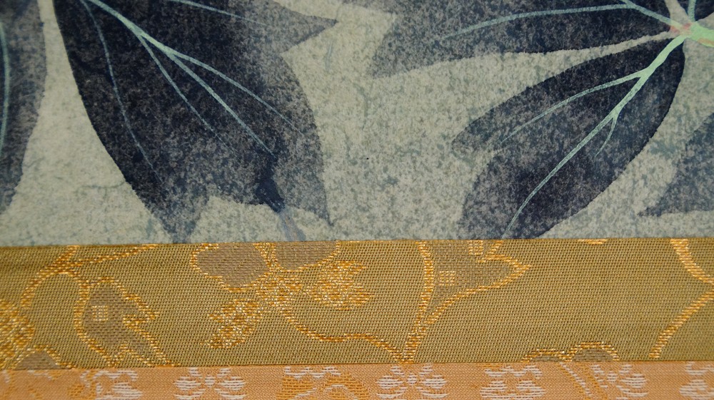 Detail der unteren Montierung des Kakemono mit goldenem Ranken-Brokat und pfirsichfarbenem Damast