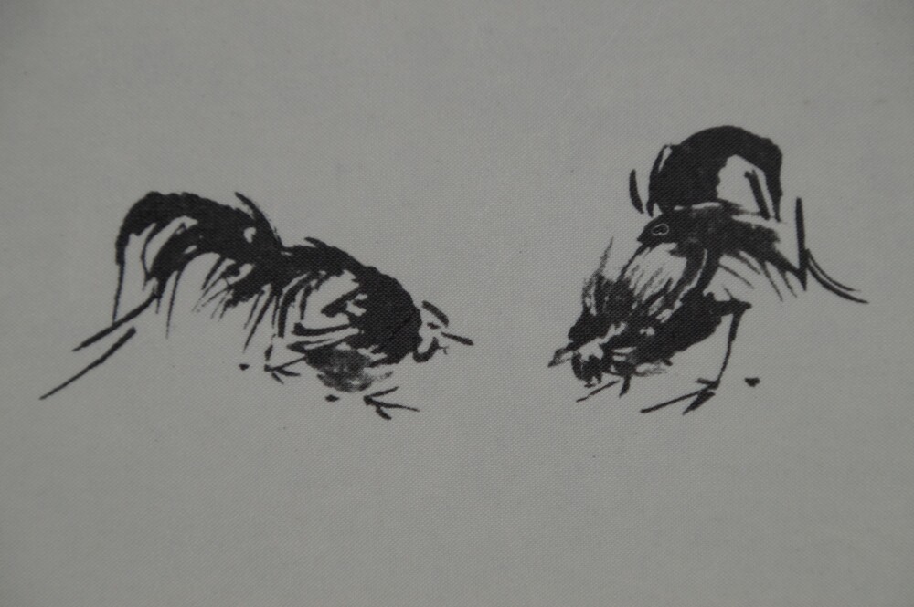 Extreme Nahaufnahme der beiden kaempfenden Hahnen in der Hotei-Rolle des Triptychons nach Miyamoto Musashi