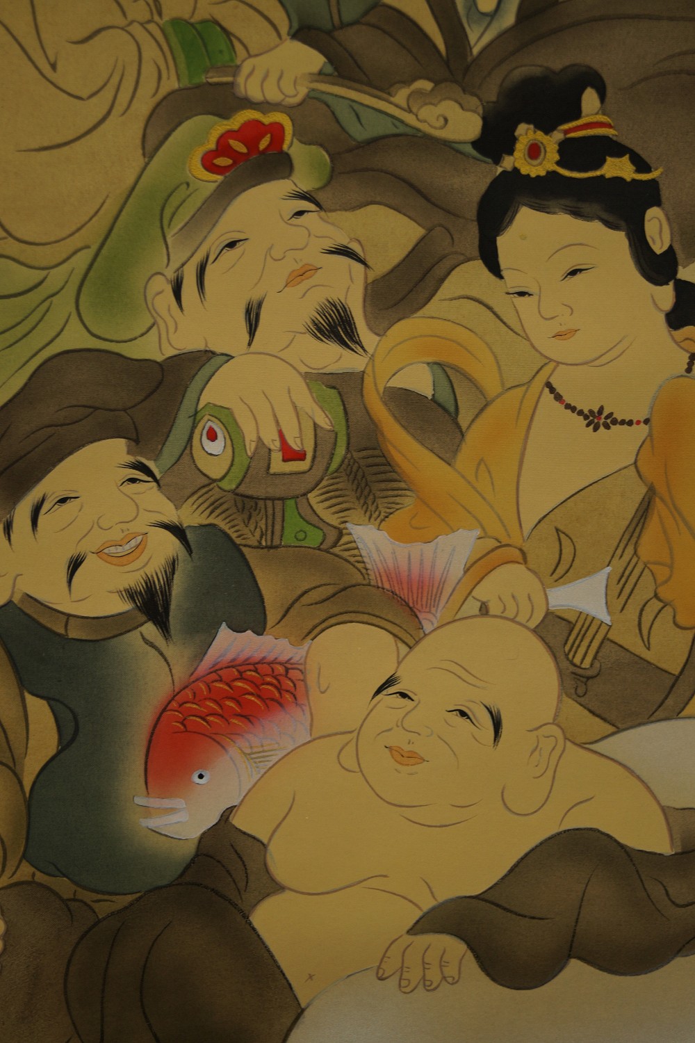 Nahaufnahme des Gottes Ebisu mit rotem Fisch neben Benzaiten und Hotei Ebisu Motiv Nahaufnahme
