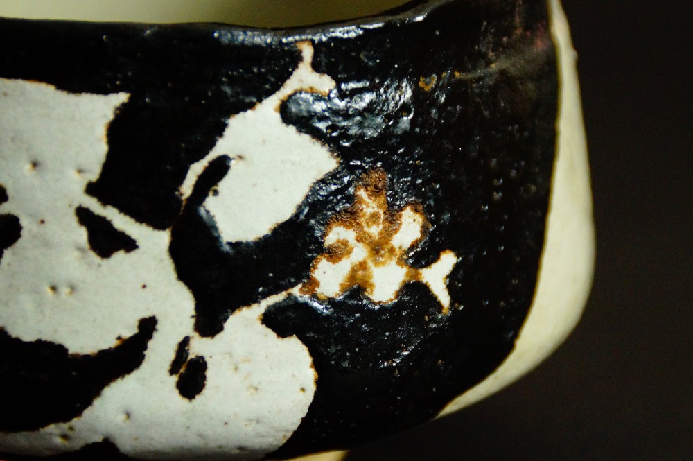 Chawan Teeschale mit Blumenmotiv aus Oribe-Keramik Motiv Nahaufnahme