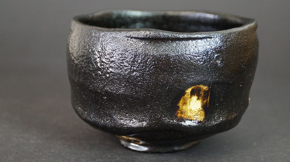Otra vista del cuenco de té de cerámica Raku con mancha de esmalte dorado individual