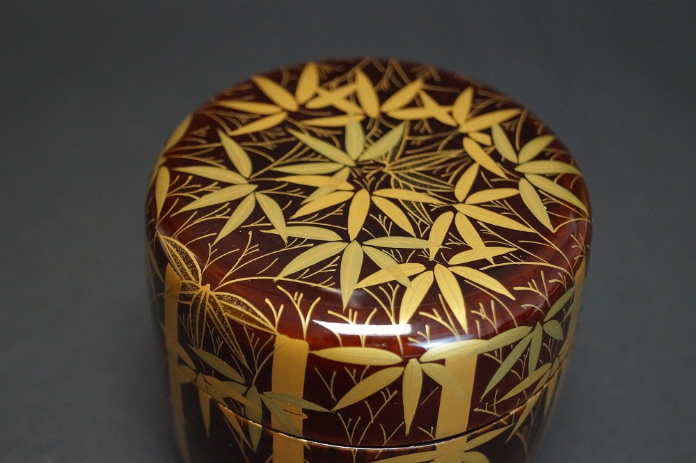 Makie O Natsume mit Bambusmotiv in Rotlack von Reiho Sasaki Motiv Nahaufnahme 1