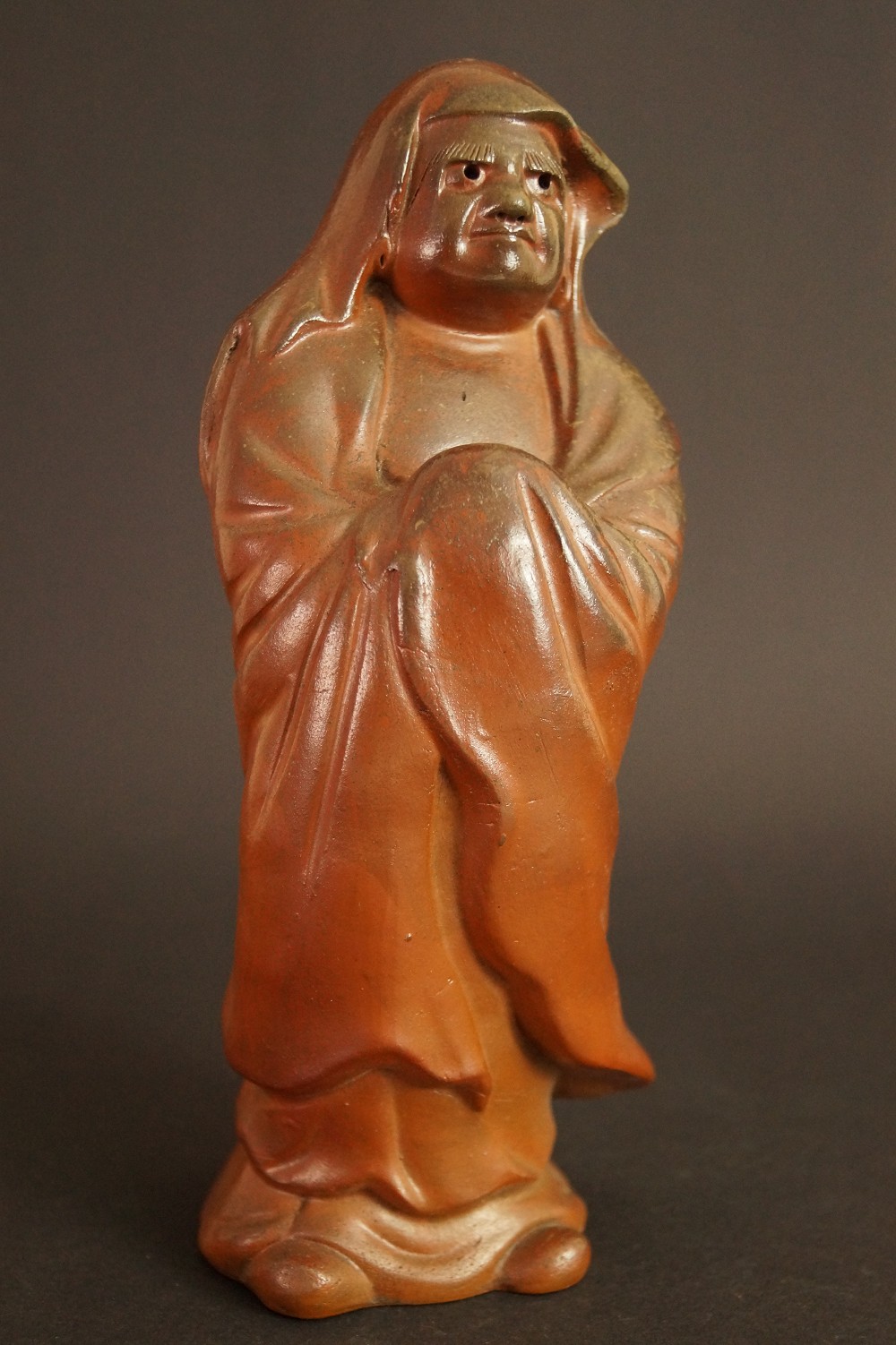 Bodhidharma Daruma Figur aus Bizen Keramik Frontalansicht