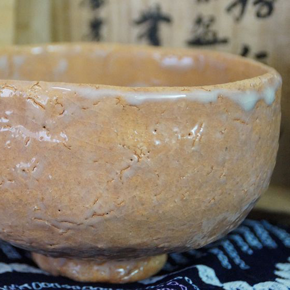 Chawan aus Hagi-Keramik von Yoshihito Miyamoto neben der signierten Aufbewahrungsbox