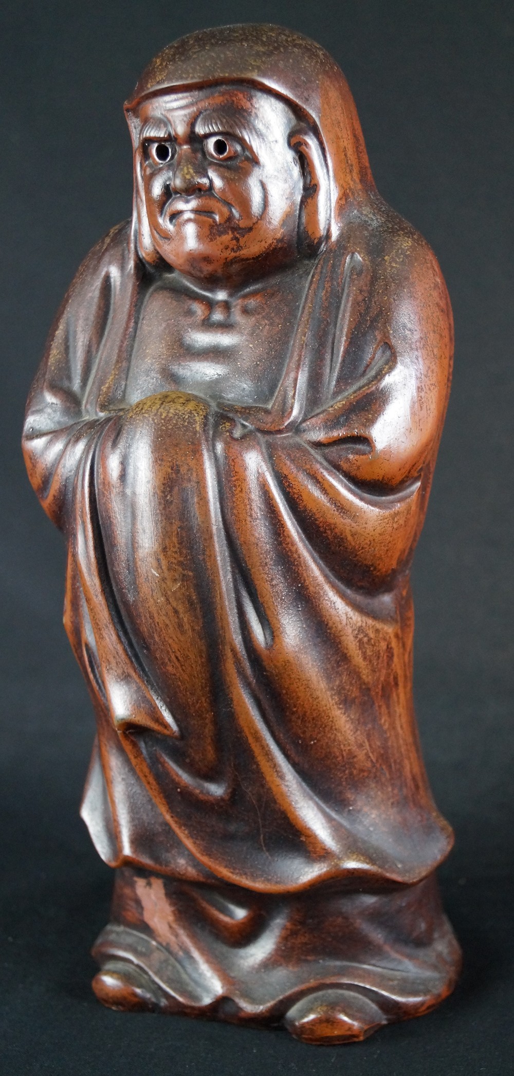 Bodhidharma Daruma weit geoeffnete Augen Bizen Keramik Frontalansicht