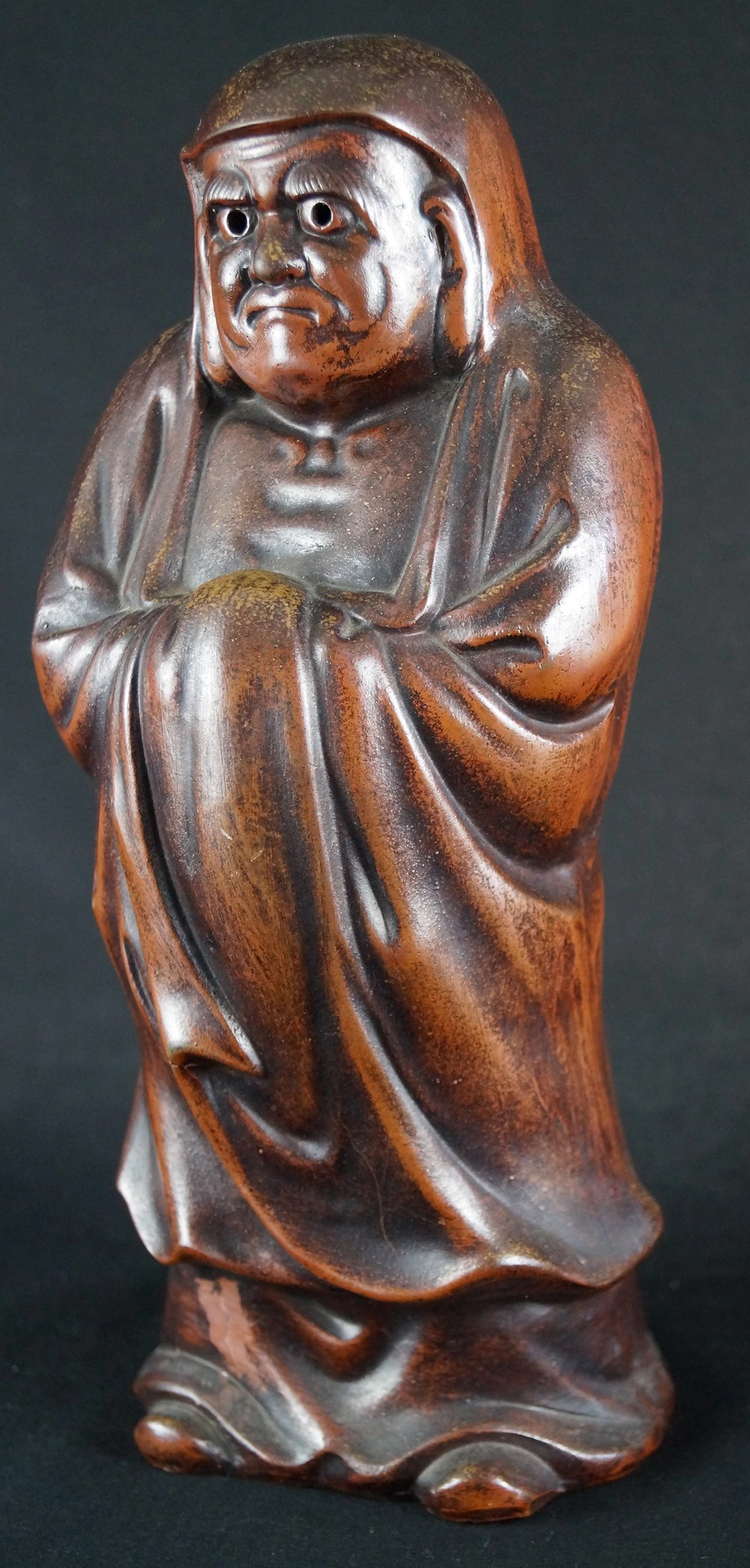 Bodhidharma Daruma ojos muy abiertos cerámica de Bizen vista frontal