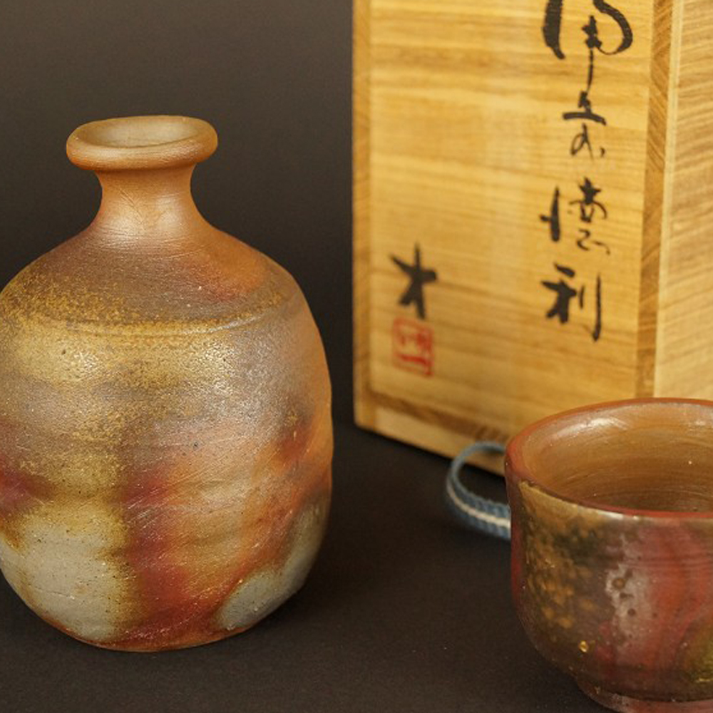 Bizen Tokkuri-Set mit Guinomi Motiv Nahaufnahme Vorschau
