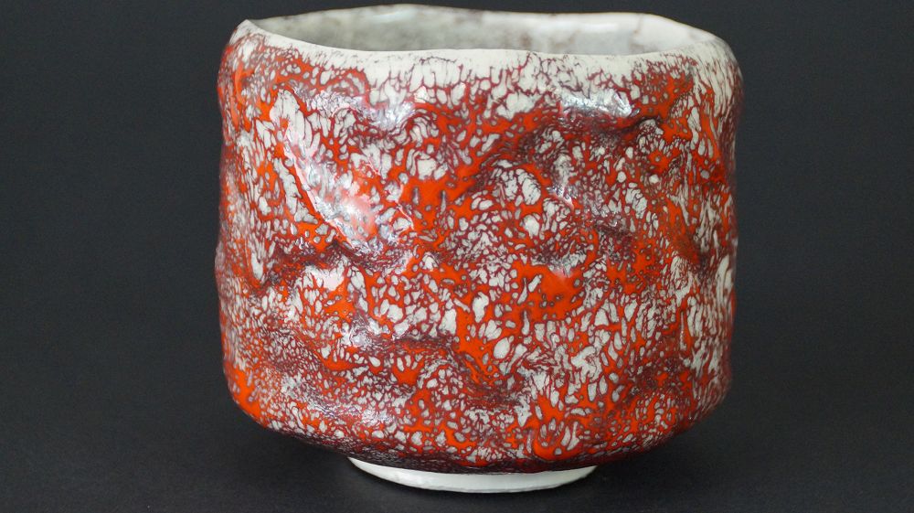 Weitere Ansicht der Chawan Teeschale aus Minoh-Keramik mit kontrastreicher Craquele-Glasur
