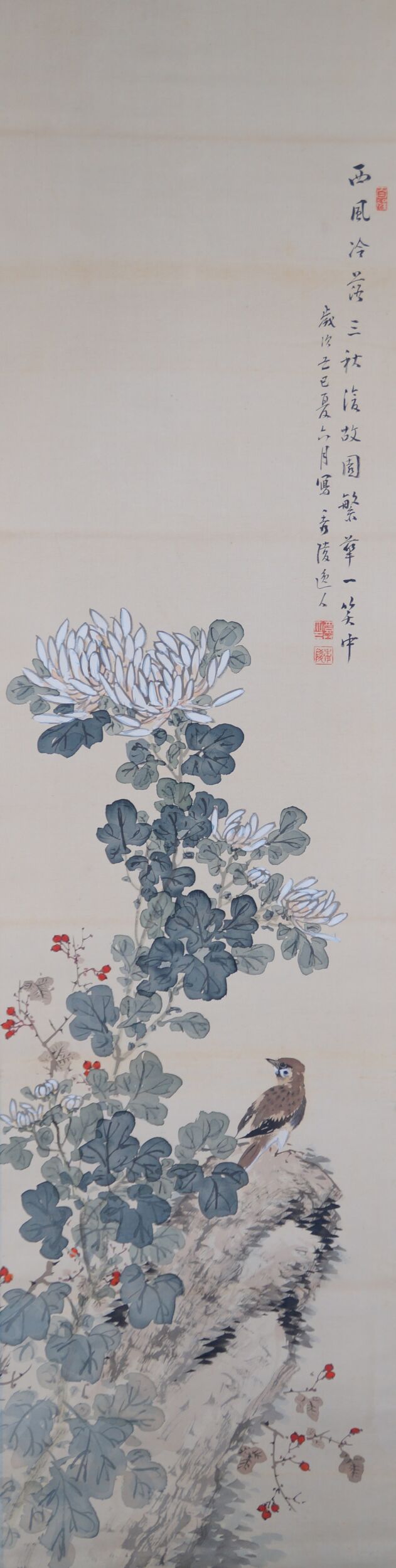 Weitere Ansicht des Gesamtmotivs mit Gedichtinschrift, Vogel und Chrysanthemen im Kakemono Herbstchrysanthemen, ohne Rahmung