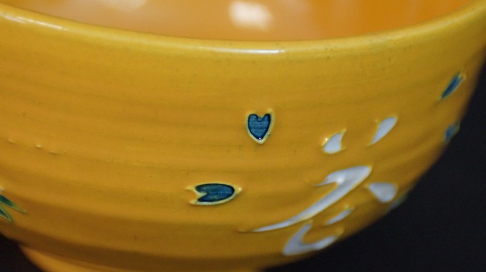 Nahaufnahme des Randes mit herzfoermigen blauen Akzenten der Chawan aus Kyoto-Keramik