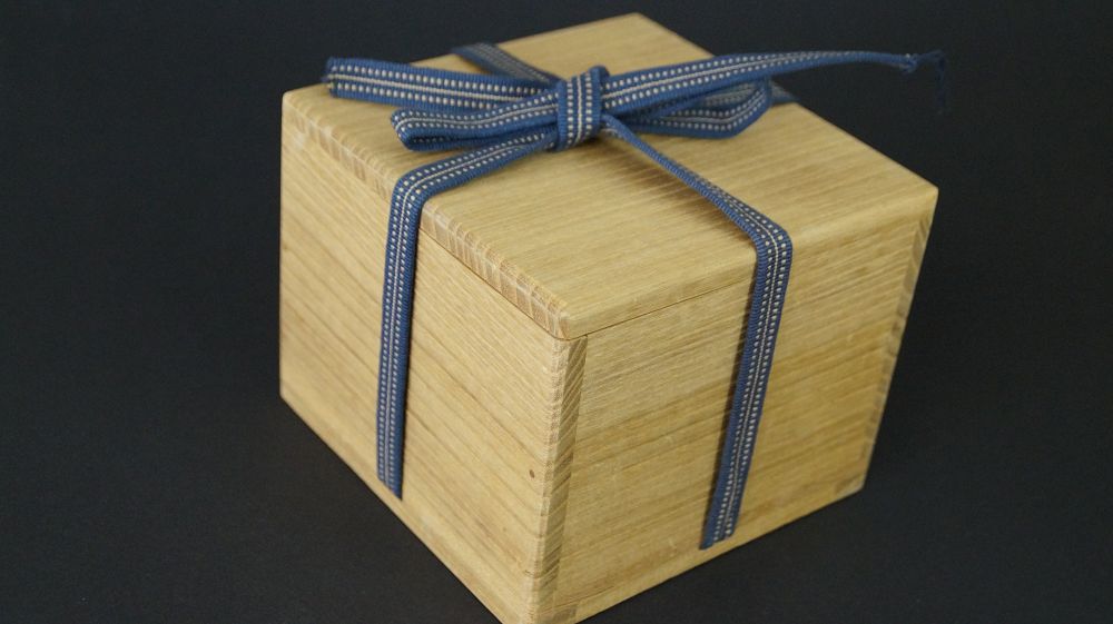 Geschlossene, mit blauem Band verschnuerte Aufbewahrungsbox der Chawan Teeschale aus Shigaraki-Keramik