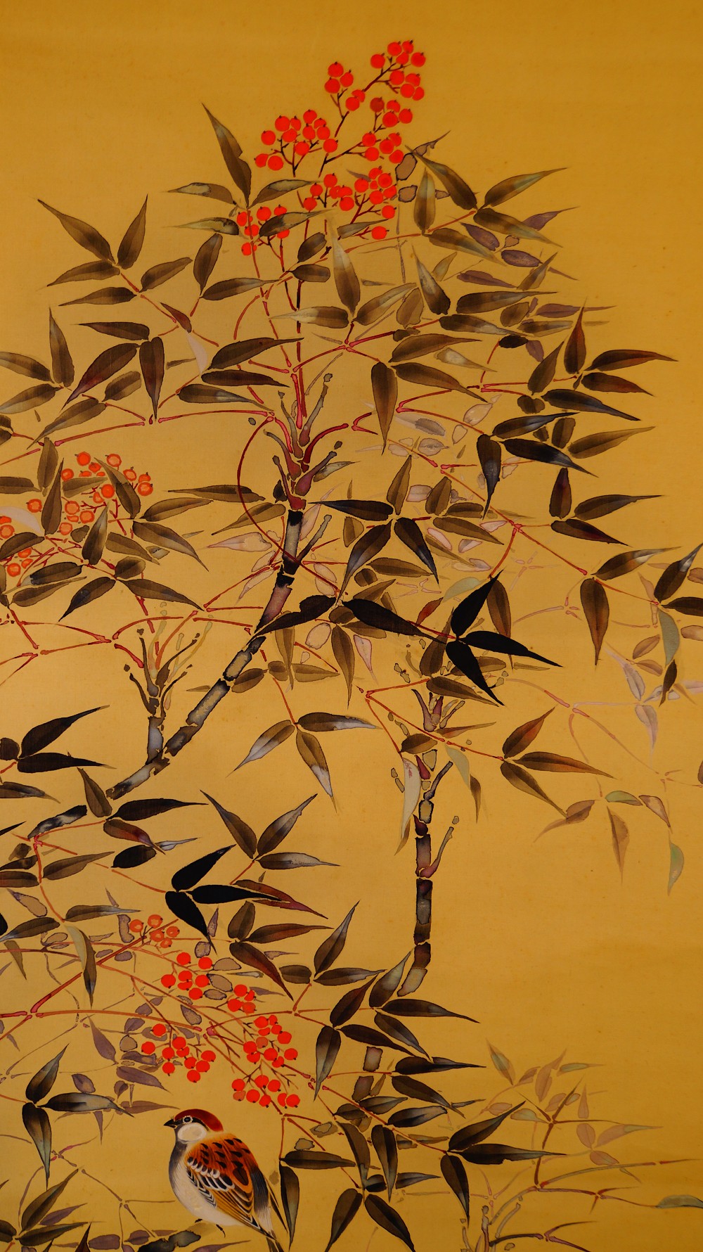 Zweite Gesamtaufnahme des Bambus- und Nandina-Motivs mit dem Spatzen im Kakemono Naturstille von Mikami Kyokuho ohne Rahmung