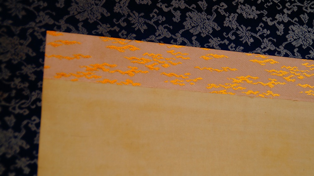 Detailansicht der oberen Brokatmontierung im Kakemono Landschaft mit Fuji von Suido