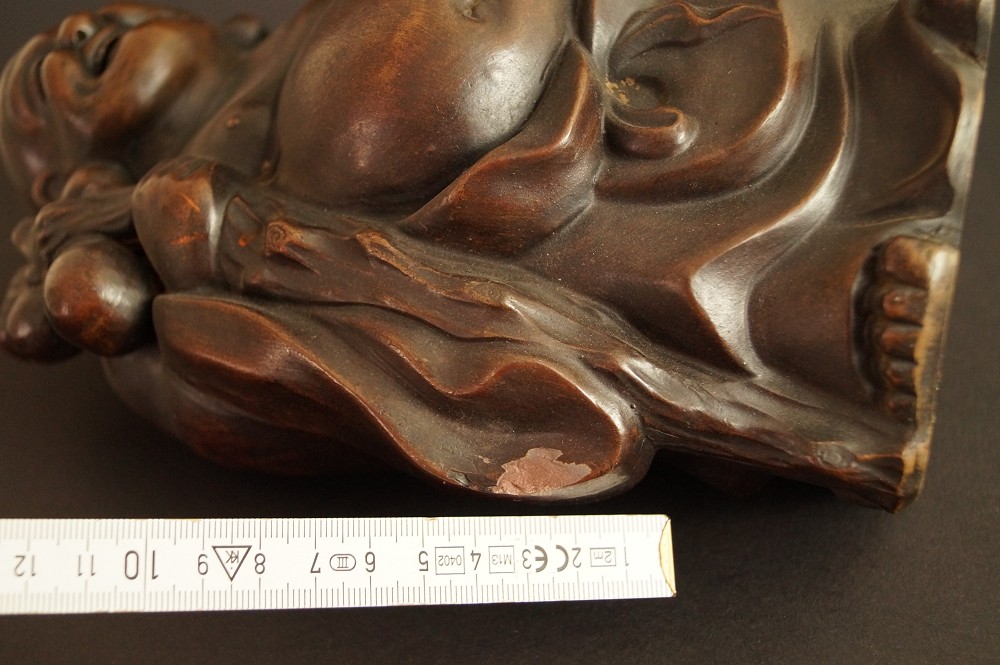 Figurine Hotei en céramique de Bizen gros plan sur le motif du pied