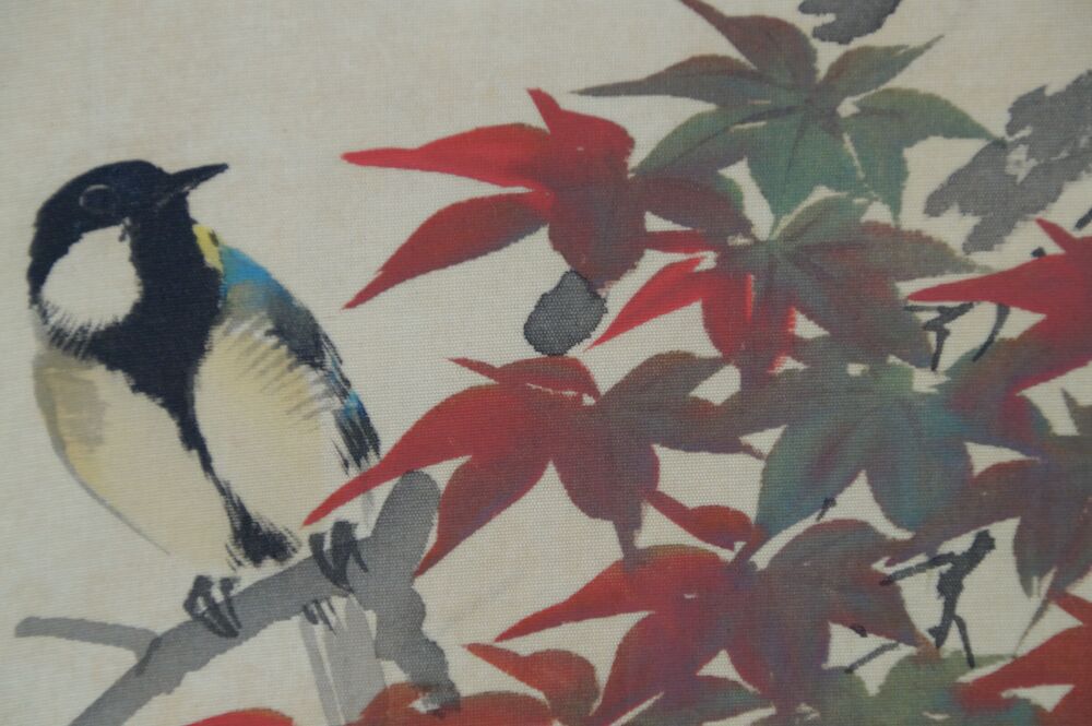 Gros plan d'un oiseau devant des feuilles d'érable rouges dans le Kakemono Oiseaux dans les érables d'automne