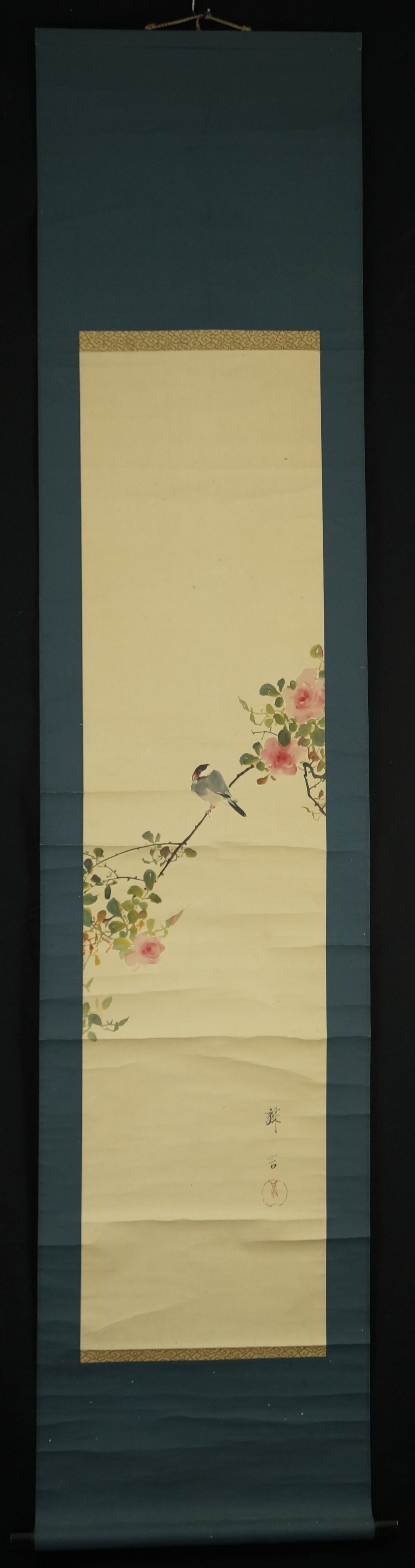 Vogel auf einem Rosenzweig Gesamtansicht Rollbild