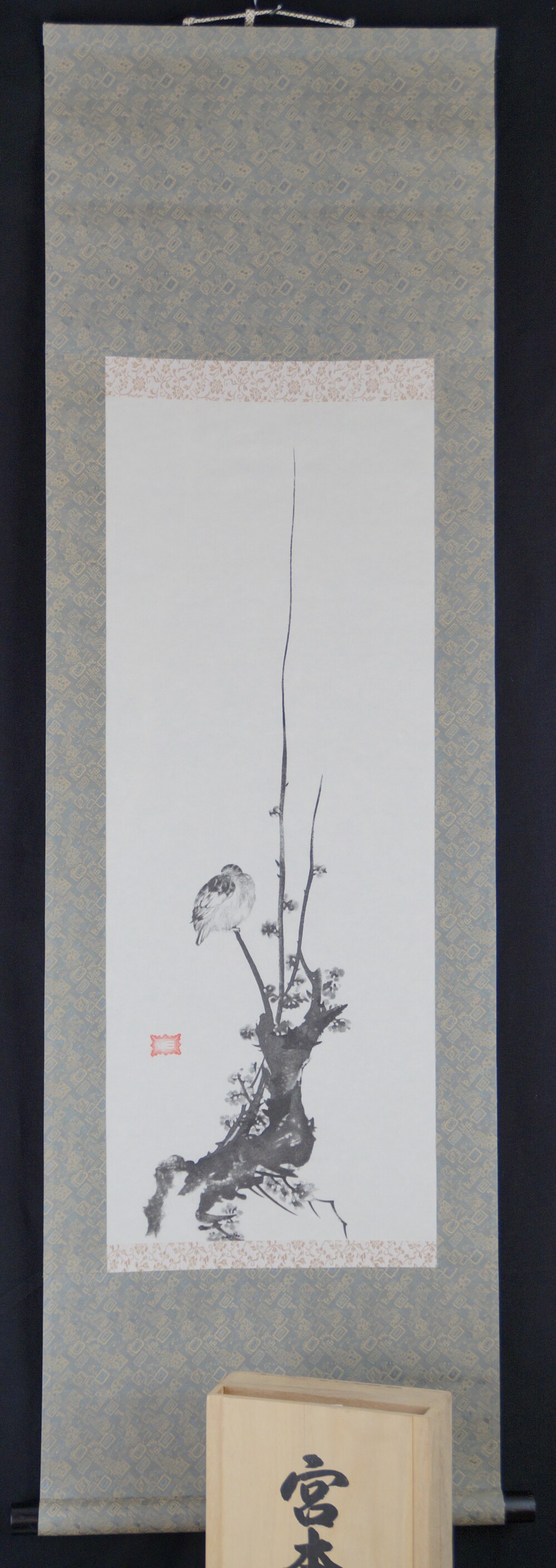 Spatz-Rolle des Triptychons nach Miyamoto Musashi in der Gesamtansicht mit grau-goldener Brokatmontierung und Aufbewahrungsbox mit der Aufschrift Miyamoto