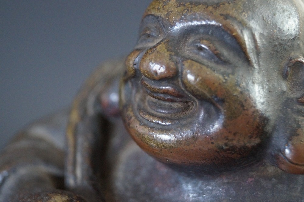 Hotei Figur aus Bizen Keramik Gesicht Nahaufnahme 3