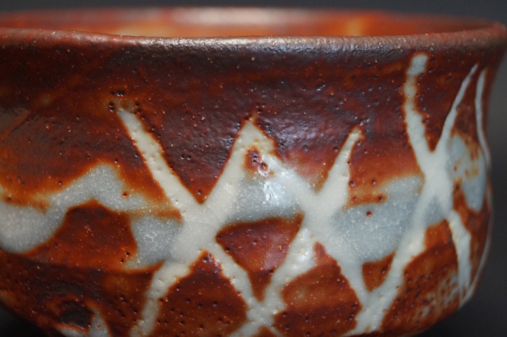 Chawan in ceramica Shino, Kizan Mizuno, primo piano della vista interna 1