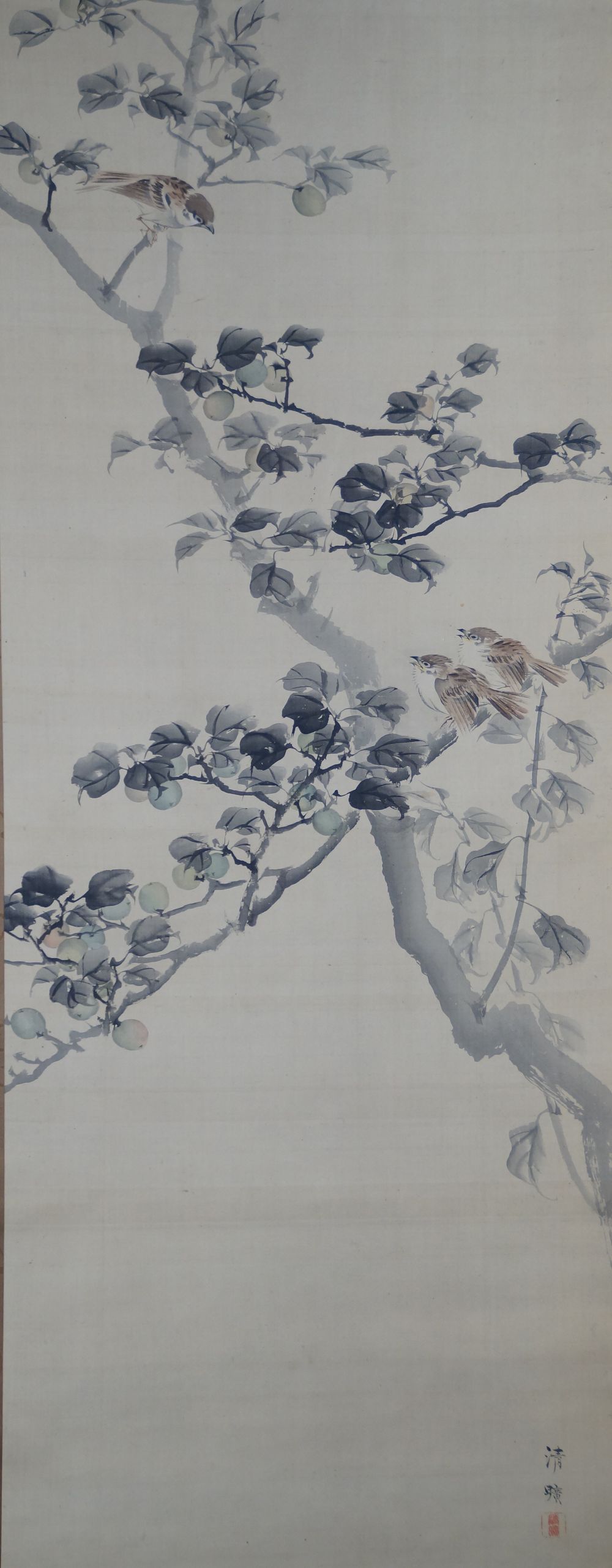 Spatzen am Obstbaum von Okajima Kiyohiro mit zwei Spatzengruppen auf fruchttragendem Kakibaum