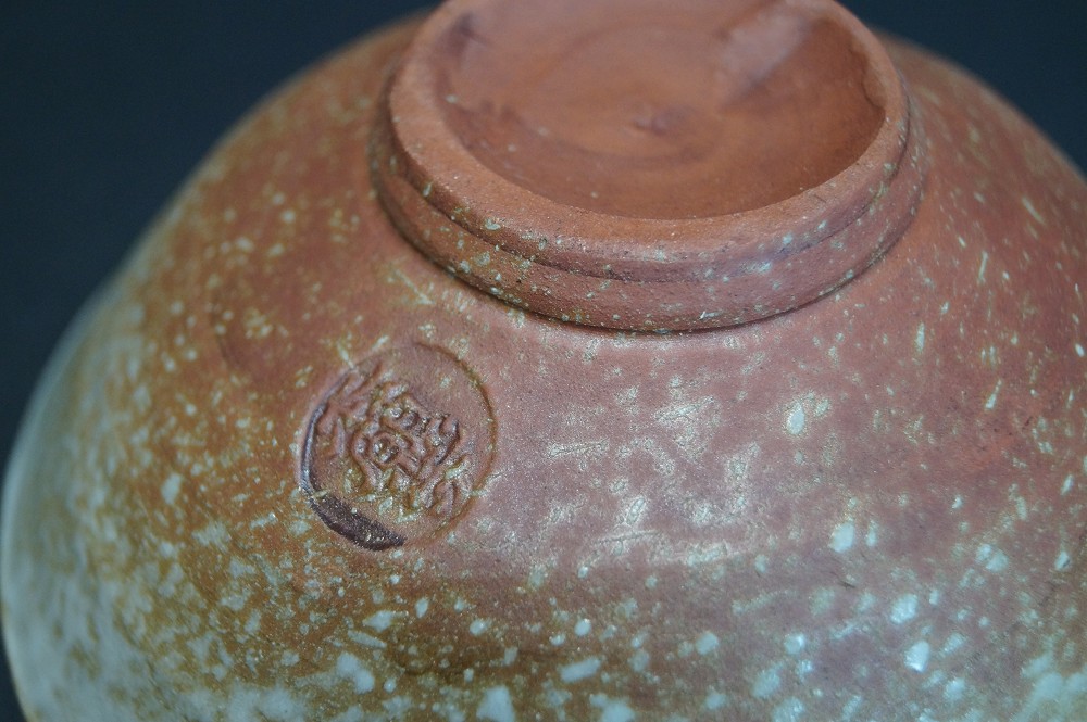 Czarka do herbaty chawan z ceramiki Hanganji znak garncarza z bliska
