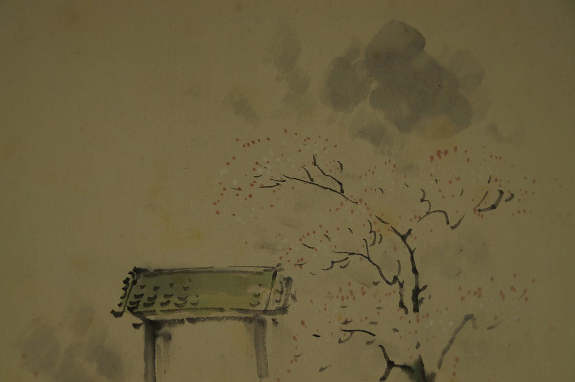 Primer plano del tejado de la puerta frente a la nube de tinta y el árbol en flor