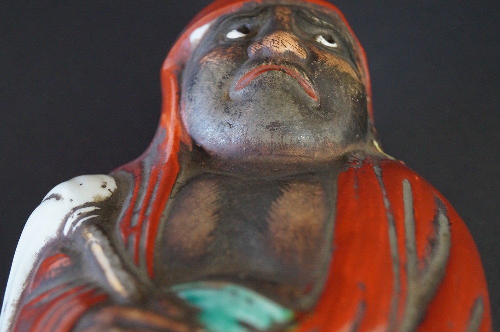 Bodhidharma Daruma Figur aus Kutani Porzellan Gesicht Nahaufnahme 3