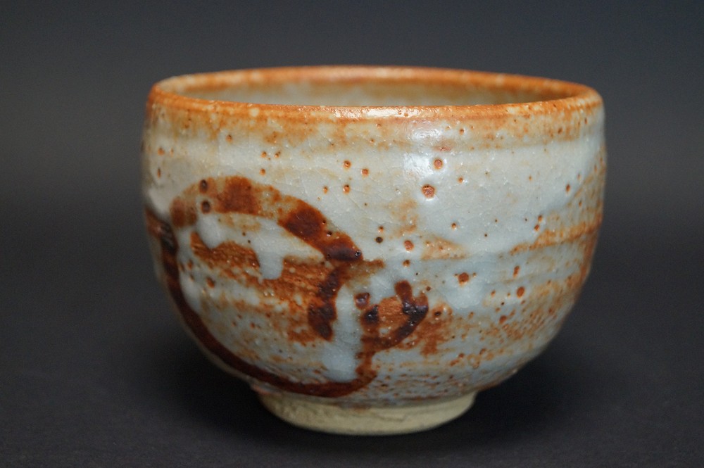 Czarka do herbaty chawan z ceramiki Shino widok z przodu