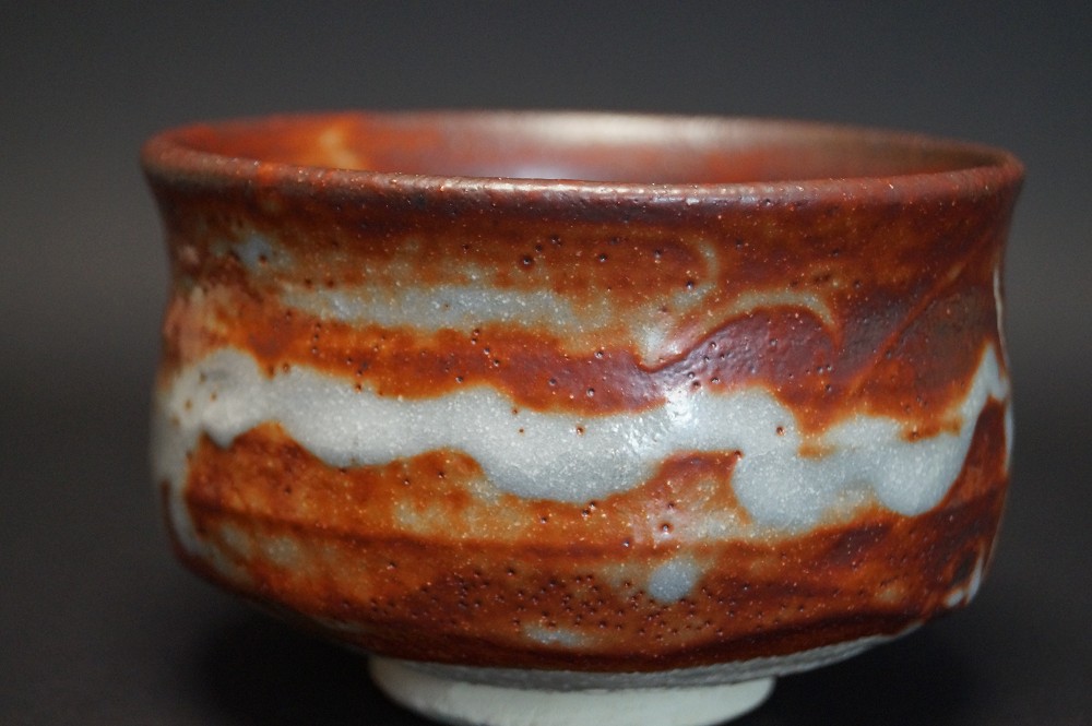 Chawan in ceramica Shino Kizan Mizuno primo piano motivo 1