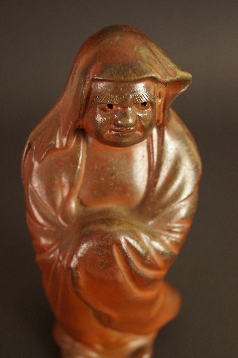Bodhidharma Daruma Figur aus Bizen Keramik Frontalansicht 2