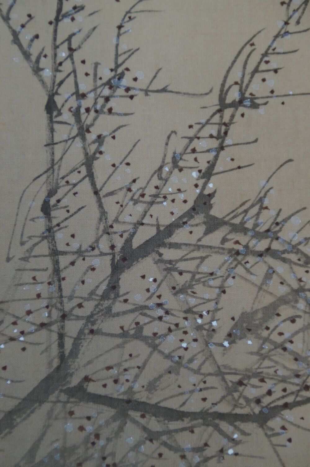 Weitere Ansicht des Gesamtmotivs mit Pflaumenbaum, Strohhuette und Hahn im Schnee im Kakemono Hahn und Pflaumenblueten, ohne Rahmung