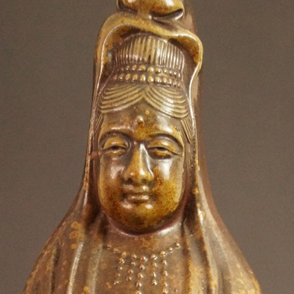 Kannon Figur aus Bizen Keramik von Shibaoka Tsukuru Nahaufnahme des Gesichts mit Kopfbedeckung Motiv Nahaufnahme Vorschau