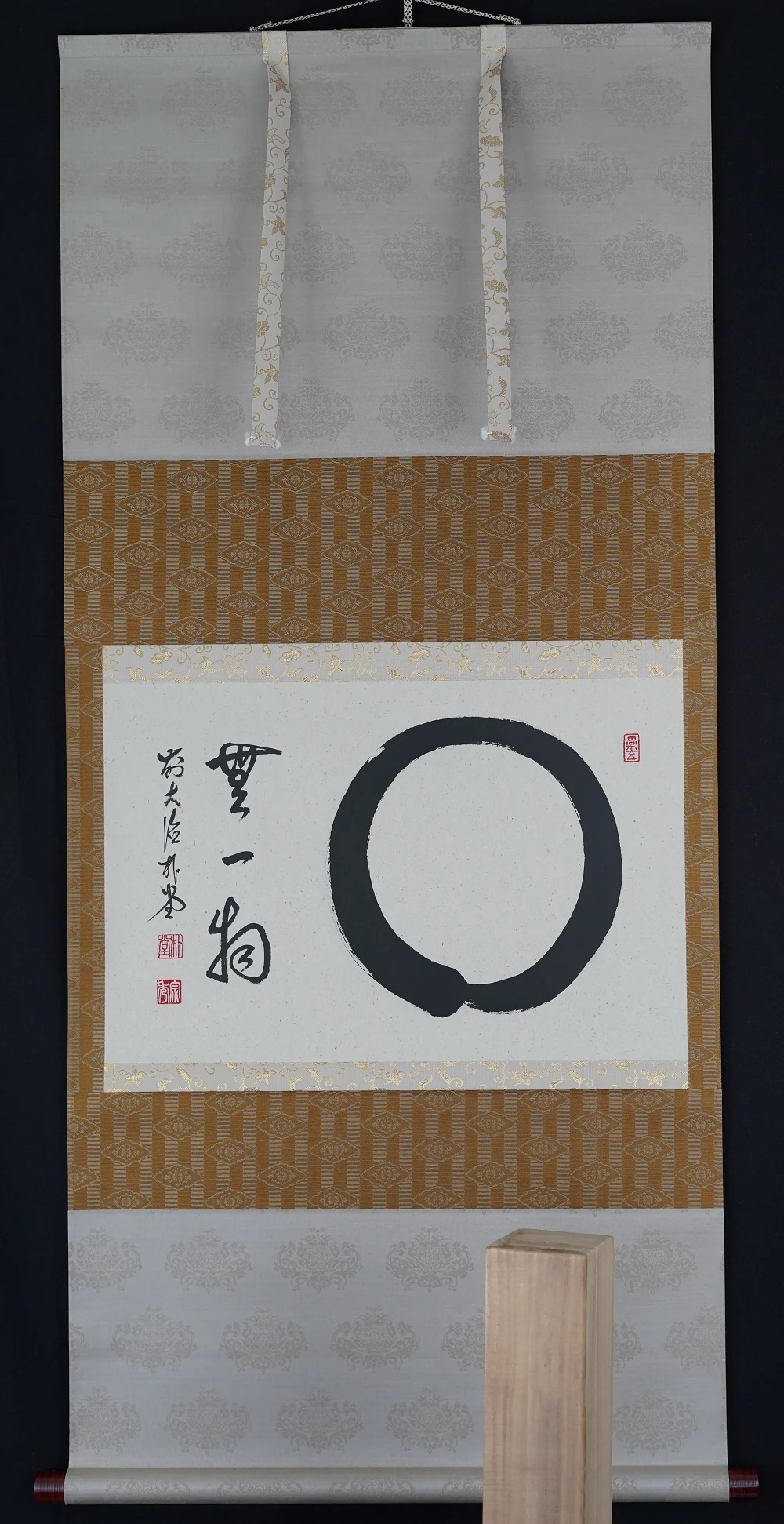 Kakemono mit Ensō und Muichimotsu im Querformat in voller Ansicht mit Holzbox