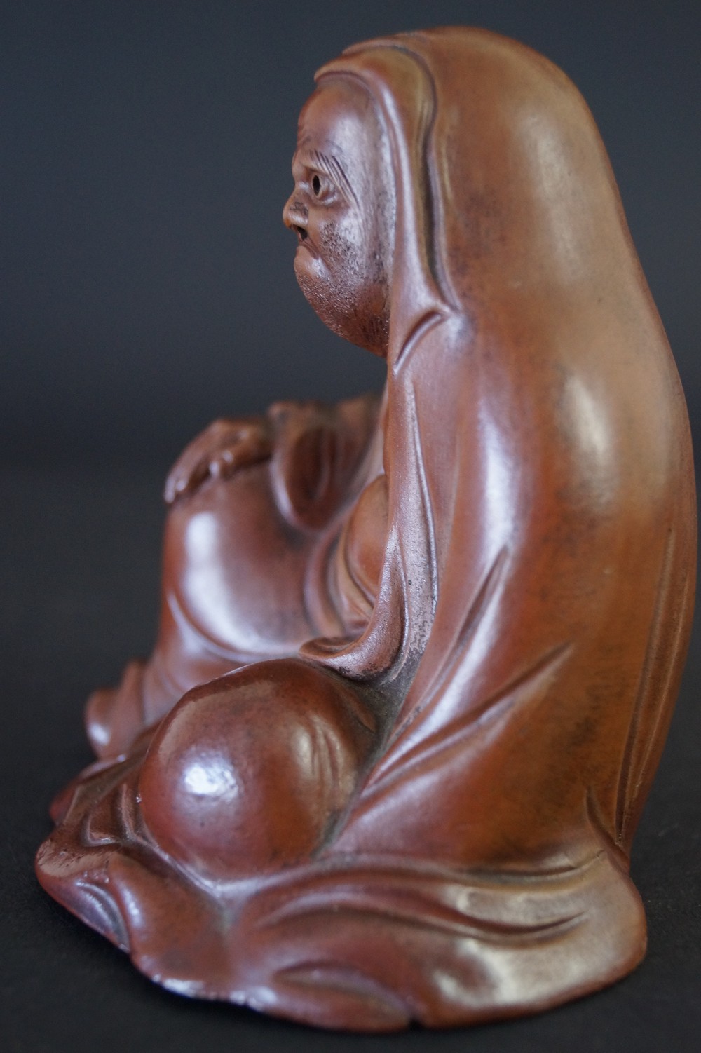 Figura de Bodhidharma vista lateral