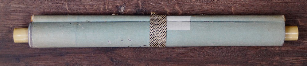 Zusammengerolltes und mit Kordel verschnuertes Kakemono Weinranken mit Streifenhoernchen von Sano Mitsuho