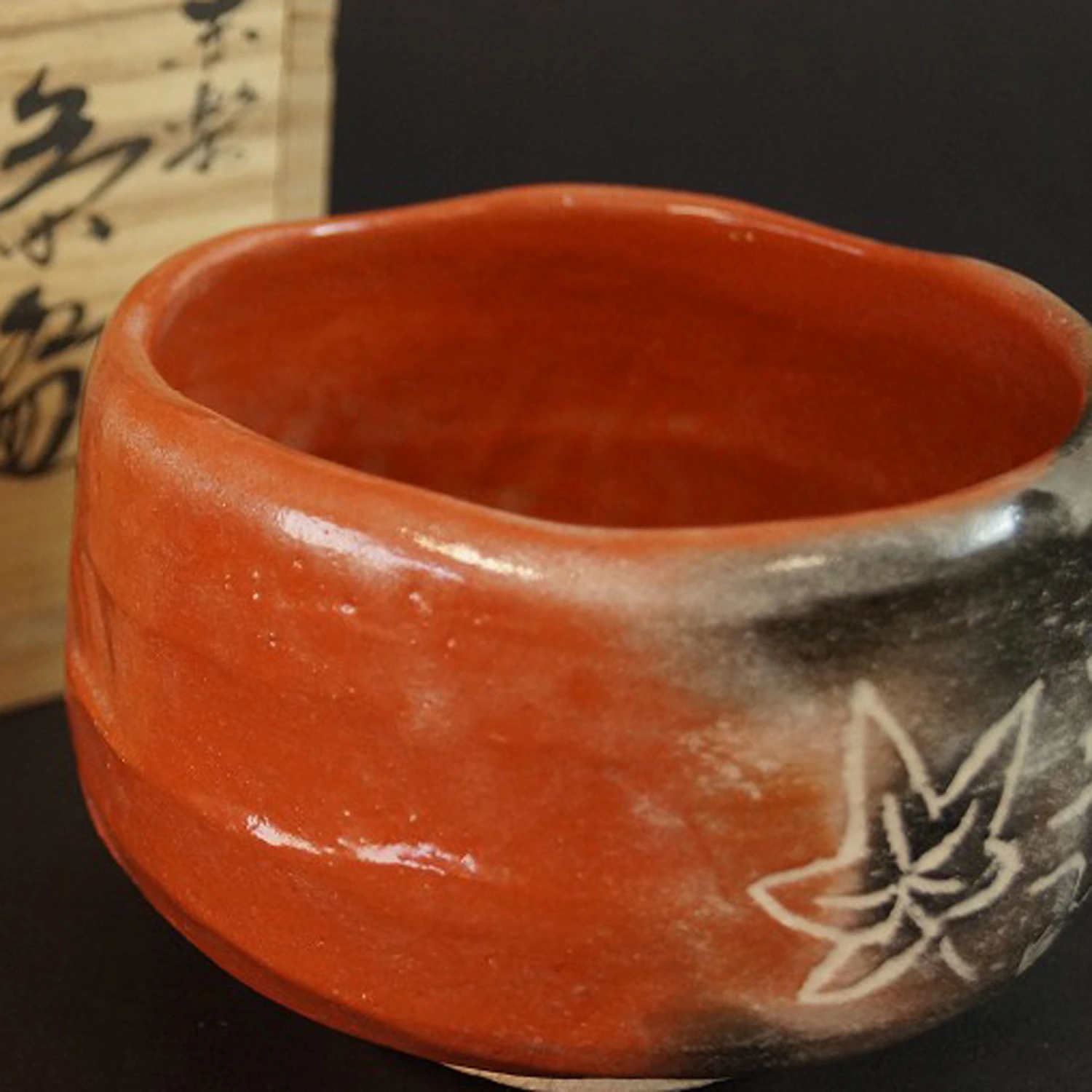 Chawan z ceramiki Raku autorstwa Shoraku Sasaki zbliżenie motywu podgląd