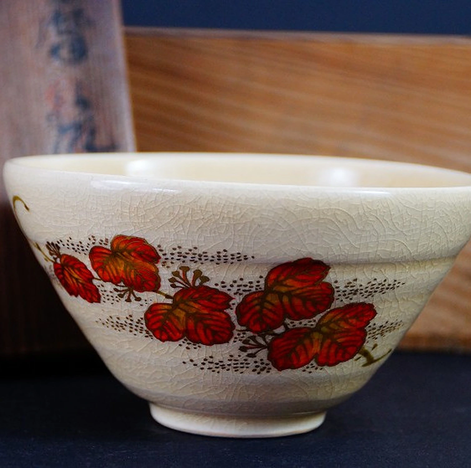Chawan in ceramica di Satsuma di Gyokusen davanti alla scatola di conservazione