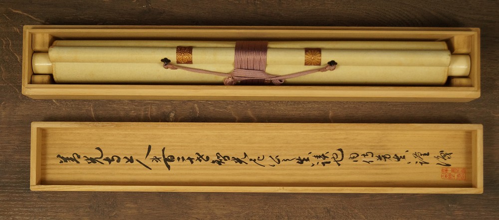 Kalligrafie Kalavinka Zusammengerolltes Kakemono in geoeffneter Aufbewahrungsbox Kakemono in Aufbewahrungsbox
