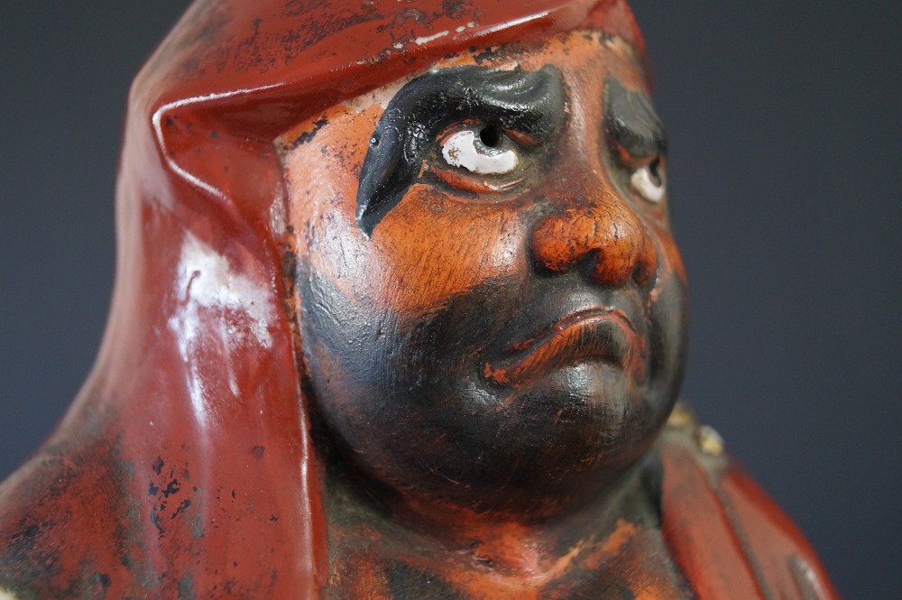 Daruma Figur aus Kutani Porzellan Gesicht Nahaufnahme