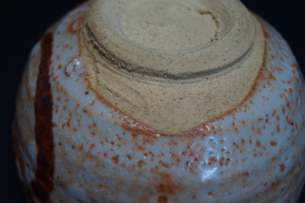 Czarka do herbaty chawan z ceramiki Shino dno z bliska