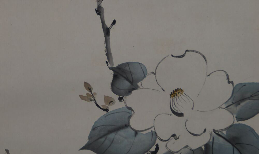 Kakemono von Araki Kanpō: Singvogel auf einem blühenden Kamelienast, in dichter Farbe.