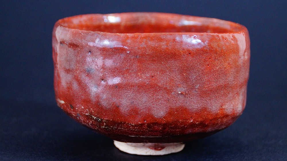 Chawan de cerámica Raku de Sairi Hotoku en vista frontal con esmalte rojo brillante
