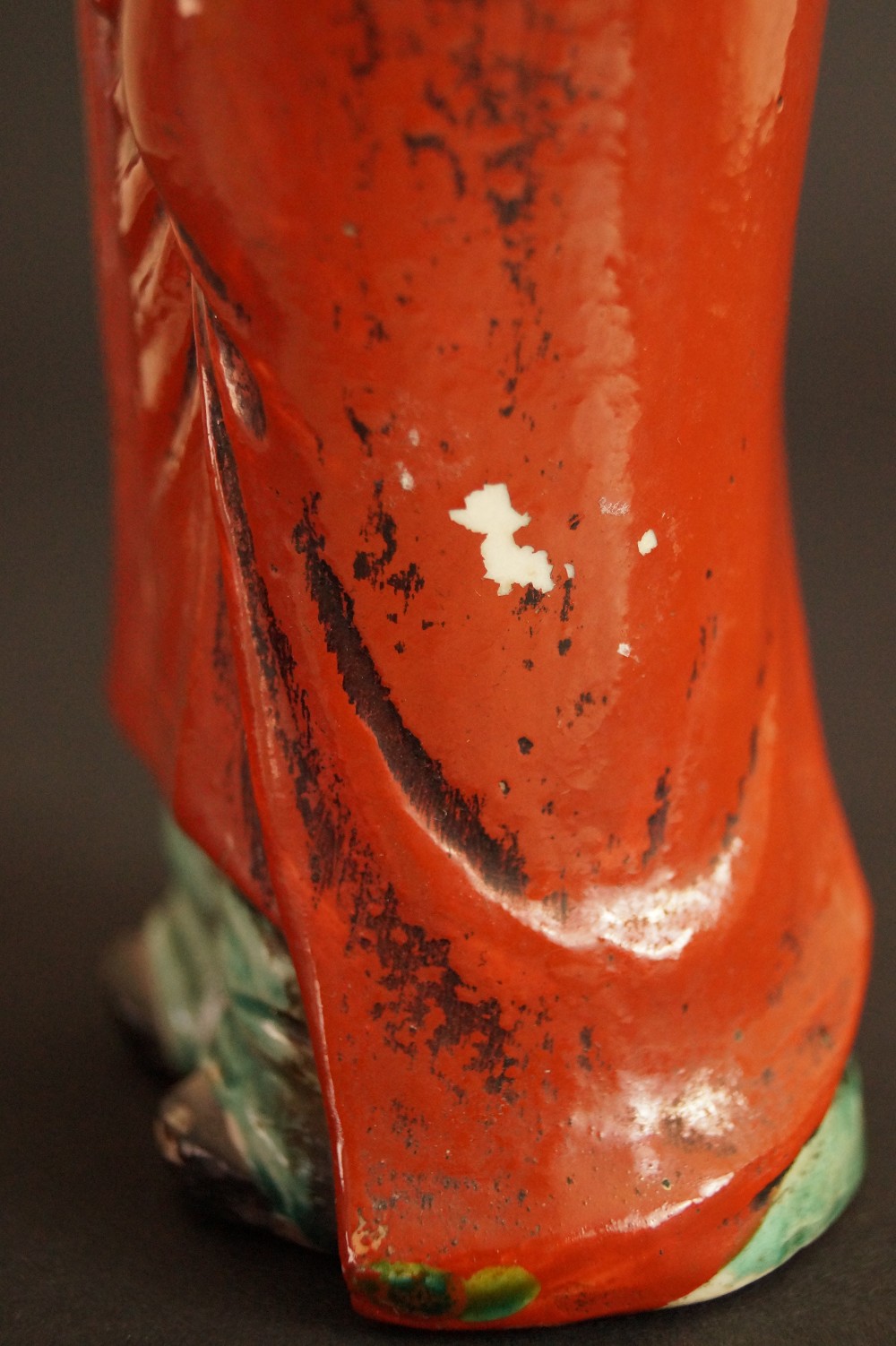 Bodhidharma Daruma Figur aus rotem Kutani-Porzellan Nahaufnahme der roten Glasur mit Alterungsspuren Glasur Nahaufnahme
