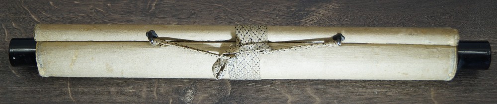 Zwój wiszący pejzaż kakemono zwinięte