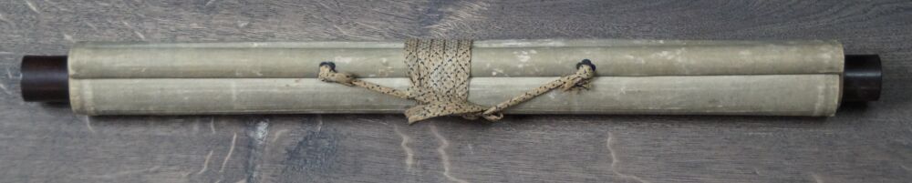 Zusammengerolltes Kakemono Springender Karpfen mit Verschlussband und Rollenenden