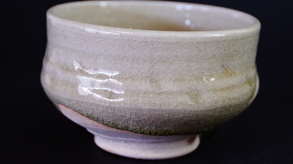 Weitere Seitenansicht des Chawan aus Seto-Keramik mit craquelierter Glasur